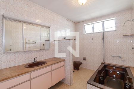 Casa à venda com 295m², 4 quartos e 5 vagasBanheiro da Suíte 1