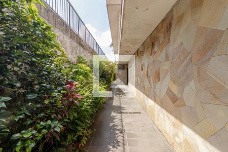 Casa à venda com 295m², 4 quartos e 5 vagasCorredor Lateral