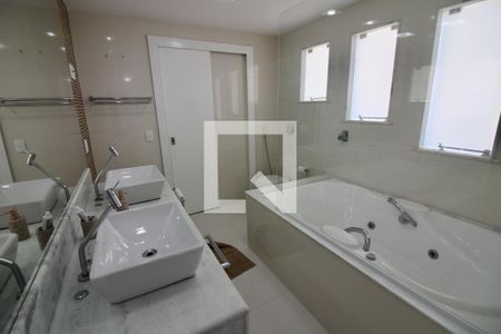 Casa à venda com 500m², 5 quartos e 3 vagasBanheiro da Suíte 3