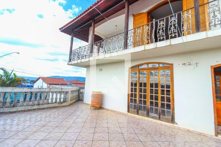 Casa à venda com 308m², 3 quartos e 3 vagas Casa à venda com 308m², 3 quartos e 3 vagasQuintal
