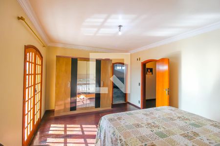 Casa à venda com 308m², 3 quartos e 3 vagas Casa à venda com 308m², 3 quartos e 3 vagasSuíte