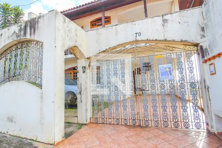 Casa à venda com 308m², 3 quartos e 3 vagas Casa à venda com 308m², 3 quartos e 3 vagasFachada