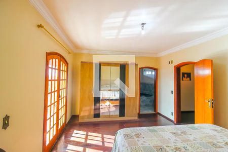 Casa à venda com 308m², 3 quartos e 3 vagas Casa à venda com 308m², 3 quartos e 3 vagasSuíte