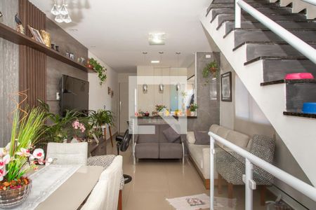 Sala de casa para alugar com 2 quartos, 135m² em Vila Santa Rosa, Guarujá