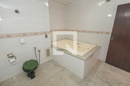 Casa à venda com 469m², 4 quartos e 4 vagasBanheiro da suíte