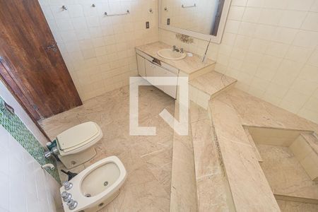 Casa à venda com 469m², 4 quartos e 4 vagasBanheiro social