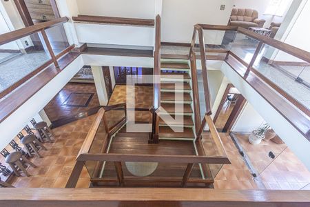 Casa à venda com 469m², 4 quartos e 4 vagasEscada de acesso ao 2º andar