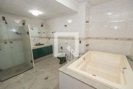 Casa à venda com 469m², 4 quartos e 4 vagasBanheiro da suíte