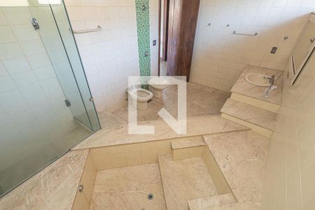 Casa à venda com 469m², 4 quartos e 4 vagasBanheiro social