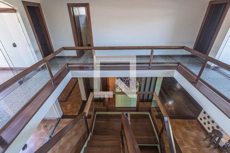 Casa à venda com 469m², 4 quartos e 4 vagasEscada de acesso ao 2º andar