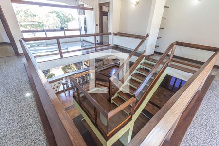 Casa à venda com 469m², 4 quartos e 4 vagasEscada de acesso ao 2º andar