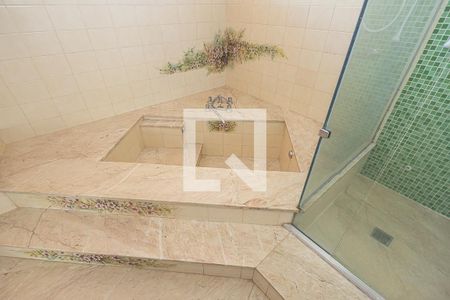 Casa à venda com 469m², 4 quartos e 4 vagasBanheiro social