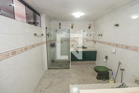 Casa à venda com 469m², 4 quartos e 4 vagasBanheiro da suíte