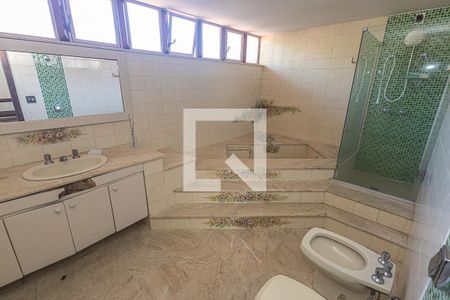 Casa à venda com 469m², 4 quartos e 4 vagasBanheiro social