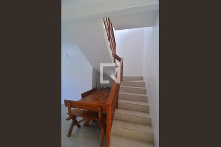 Casa à venda com 280m², 4 quartos e 3 vagasEscada