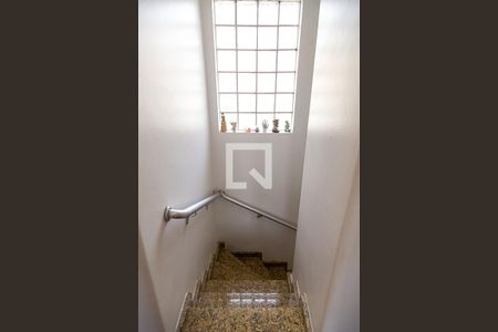 Casa à venda com 180m², 3 quartos e 2 vagasCorredor - Escada