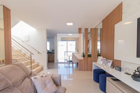 Sala de casa à venda com 3 quartos, 102m² em Guarujá, Porto Alegre