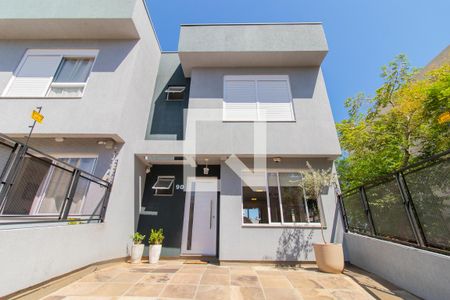 Casa à venda com 102m², 3 quartos e 2 vagasFachada