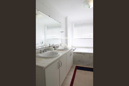 Apartamento à venda com 366m², 4 quartos e 2 vagasBanheiro da Suíte 3