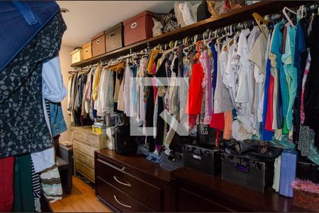 Apartamento à venda com 213m², 3 quartos e 3 vagas Apartamento à venda com 213m², 3 quartos e 3 vagasCloset da suíte 1