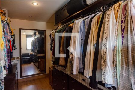 Apartamento à venda com 213m², 3 quartos e 3 vagas Apartamento à venda com 213m², 3 quartos e 3 vagasCloset da suíte 1