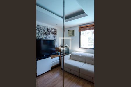 Apartamento à venda com 213m², 3 quartos e 3 vagas Apartamento à venda com 213m², 3 quartos e 3 vagasSala de TV