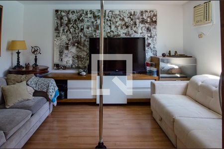 Apartamento à venda com 213m², 3 quartos e 3 vagas Apartamento à venda com 213m², 3 quartos e 3 vagasSala de TV