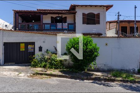 Casa à venda com 211m², 4 quartos e 3 vagasFachada