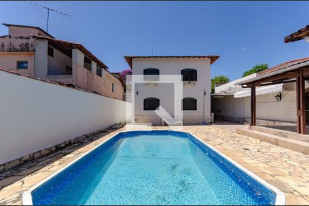 Casa à venda com 211m², 4 quartos e 3 vagasPiscina