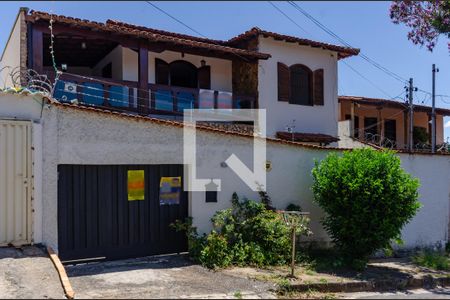 Casa à venda com 211m², 4 quartos e 3 vagasFachada