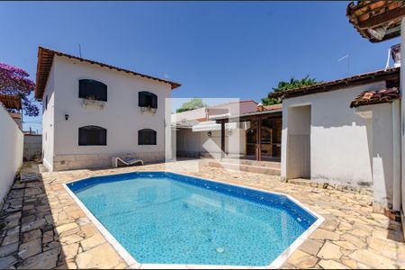 Casa à venda com 211m², 4 quartos e 3 vagasPiscina