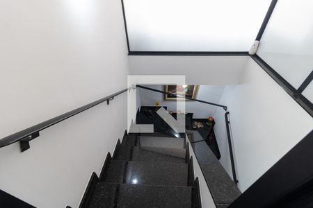 Casa para alugar com 390m², 5 quartos e 4 vagasEscada