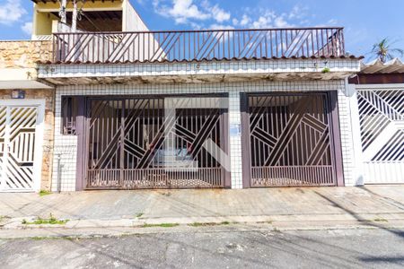 Casa à venda com 225m², 3 quartos e 3 vagas Casa à venda com 225m², 3 quartos e 3 vagasFachada