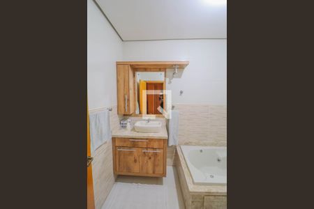 Casa à venda com 214m², 4 quartos e 2 vagasSuíte banheiro 