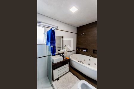 Casa à venda com 300m², 5 quartos e 4 vagasBanheiro da Suíte 2