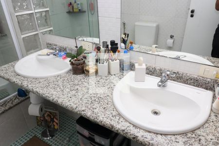 Casa à venda com 200m², 4 quartos e 2 vagasBanheiro da Suíte