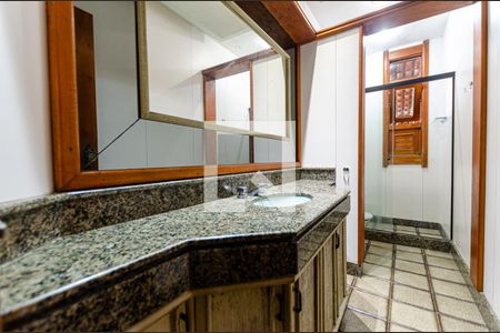 Banheiro de casa de condomínio à venda com 7 quartos, 675m² em Largo da Batalha, Niterói
