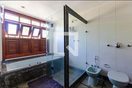 Casa de condomínio à venda com 675m², 7 quartos e 6 vagas Casa de condomínio à venda com 675m², 7 quartos e 6 vagasBanheiro da Suíte