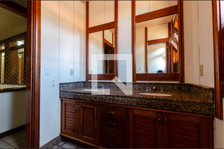 Casa de condomínio à venda com 675m², 7 quartos e 6 vagas Casa de condomínio à venda com 675m², 7 quartos e 6 vagasBanheiro da Suíte