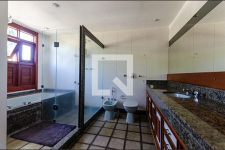 Casa de condomínio à venda com 675m², 7 quartos e 6 vagas Casa de condomínio à venda com 675m², 7 quartos e 6 vagasBanheiro da Suíte