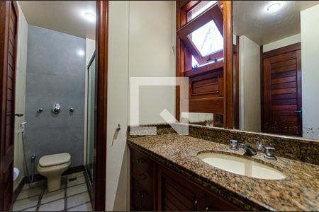 Casa de condomínio à venda com 675m², 7 quartos e 6 vagas Casa de condomínio à venda com 675m², 7 quartos e 6 vagasBanheiro da Suíte