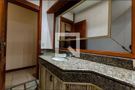 Banheiro de casa de condomínio à venda com 7 quartos, 675m² em Largo da Batalha, Niterói