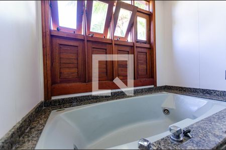 Casa de condomínio à venda com 675m², 7 quartos e 6 vagas Casa de condomínio à venda com 675m², 7 quartos e 6 vagasBanheiro da Suíte