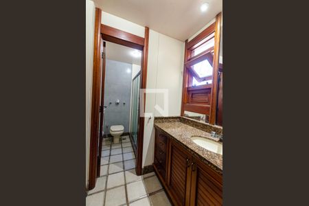 Casa de condomínio à venda com 675m², 7 quartos e 6 vagas Casa de condomínio à venda com 675m², 7 quartos e 6 vagasBanheiro da Suíte