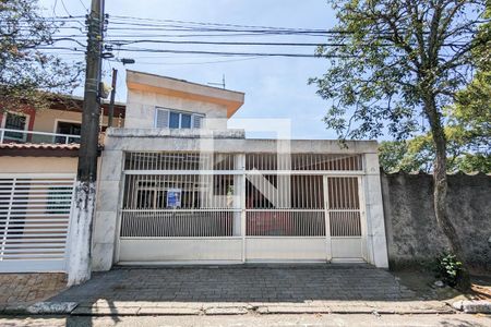 Casa à venda com 198m², 3 quartos e 2 vagas Casa à venda com 198m², 3 quartos e 2 vagasFachada