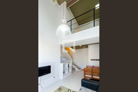 Apartamento para alugar com 130m², 2 quartos e 1 vaga Apartamento para alugar com 130m², 2 quartos e 1 vagaDetalhe pé direito duplo
