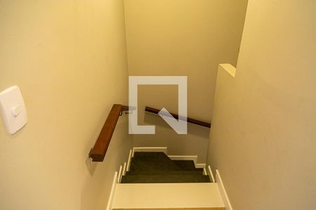 Casa à venda com 191m², 3 quartos e 2 vagas Casa à venda com 191m², 3 quartos e 2 vagasEscada