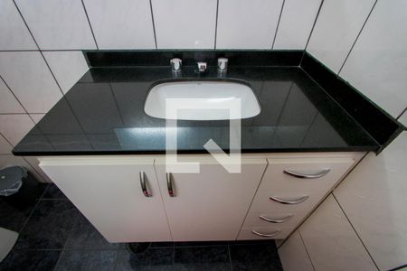 Casa à venda com 242m², 3 quartos e 2 vagasBanheiro social 1