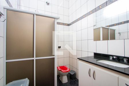 Casa à venda com 242m², 3 quartos e 2 vagasBanheiro social 1