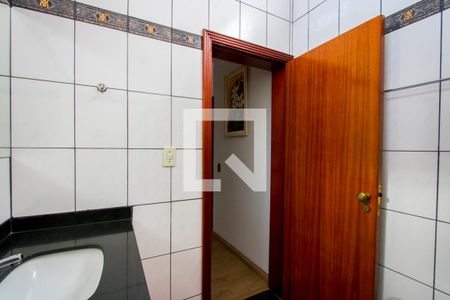 Casa à venda com 242m², 3 quartos e 2 vagasBanheiro social 1